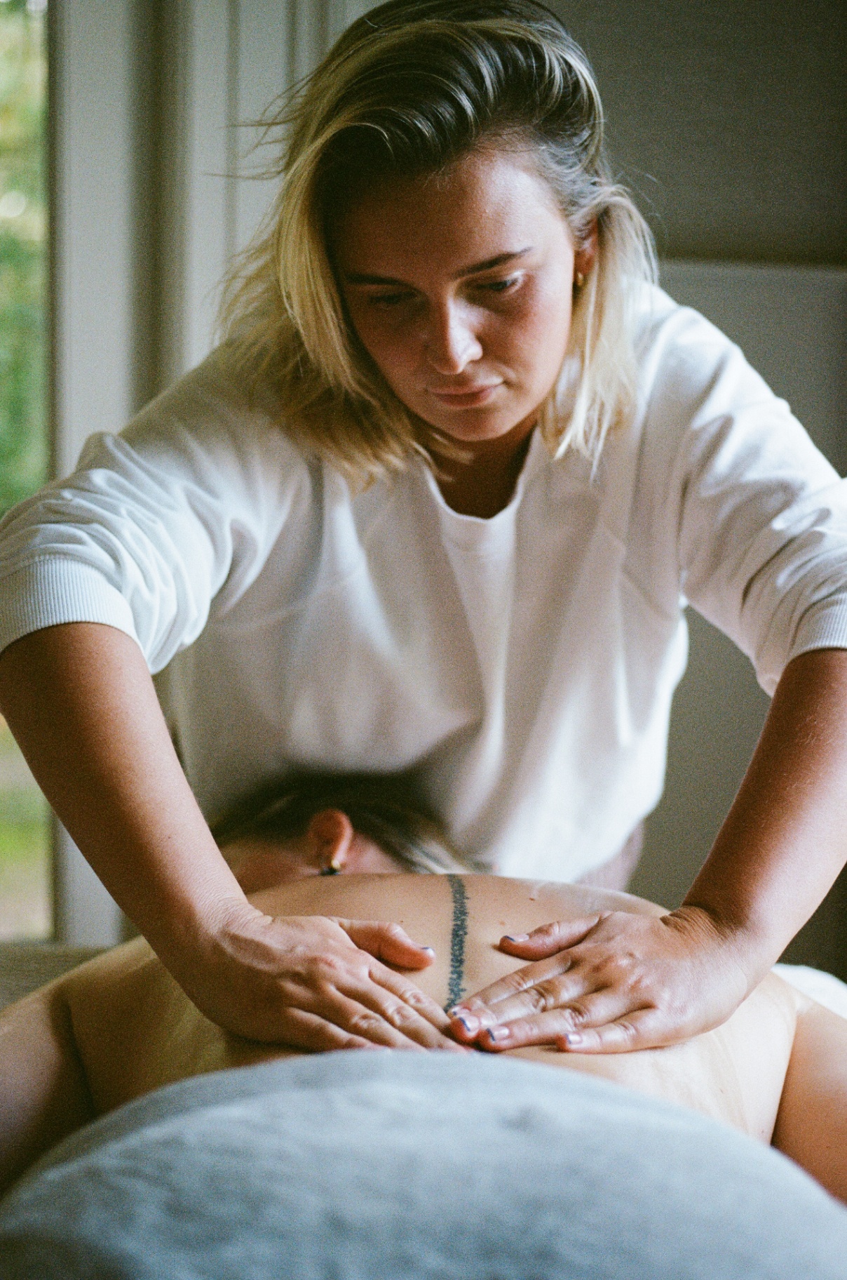 Frederique geeft een postpartum massage